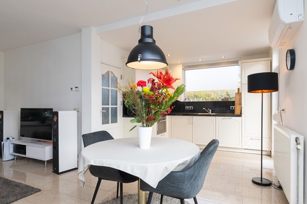 Foto - Verkocht onder voorbehoud: Rustig, aan verkeersluwe straat gelegen, goed onderhouden, half vrijstaande eengezinswoning met zolder, kelder, tuin, garage en
carport in Landgraaf